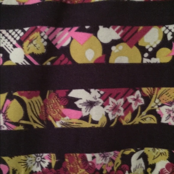 Super cute OS LULAROE LEGGINGS WITH LILIES - Picture 2 of 2
